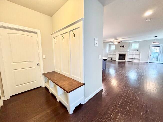 Foto del edificio - Gorgeous Home in Town Center Virginia Beach!