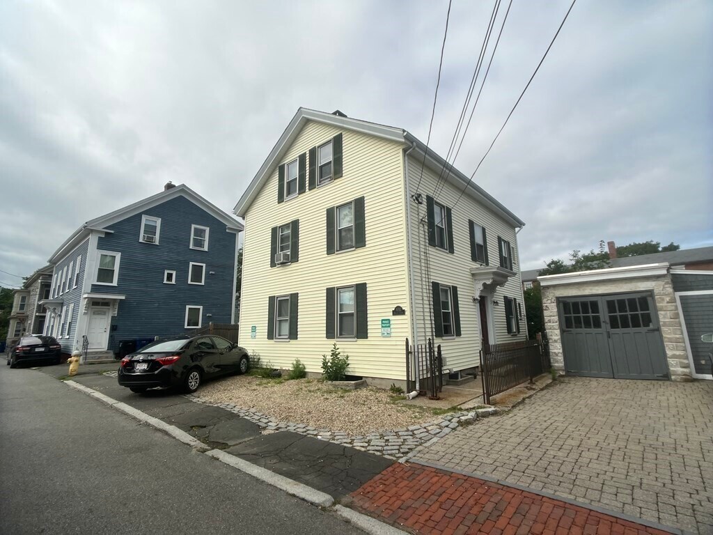 9 Hodges Ct, Salem, MA 01970 Townhouse for Rent in Salem, MA