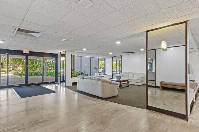 Building Photo - 4200 Hillcrest Dr