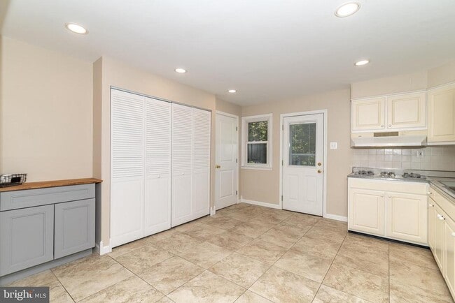 Building Photo - 400 E Main St