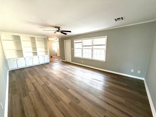 Building Photo - ** 3 bed 2 bath located in RidgeField ** Call 334-366-9198 to schedule a self showing