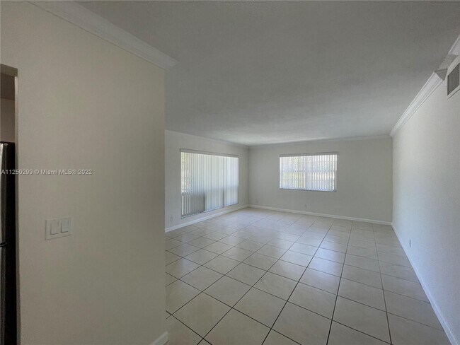 Building Photo - 532 S Crescent Dr