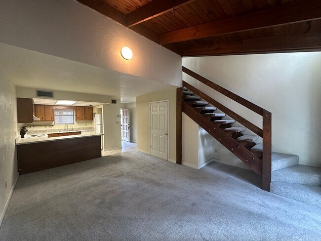 Foto del edificio - 2 story townhome off E Park!