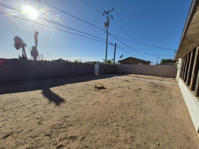 Foto del edificio - Large 4 Bed 2 Bath House