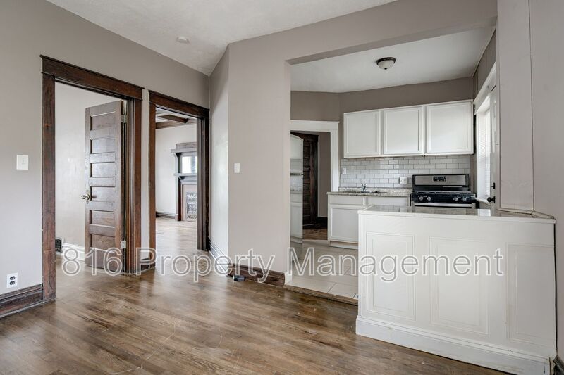 Foto principal - 3233 Charlotte St