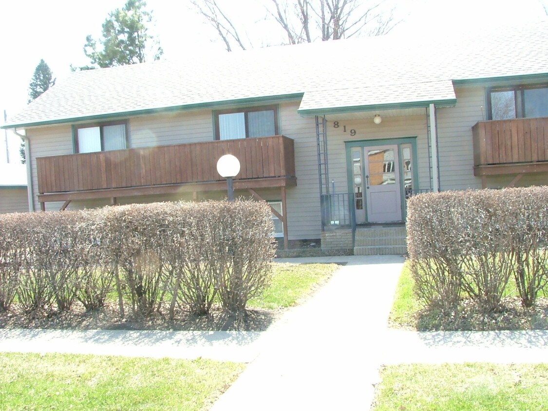 819 Jane St Unit 2, Vermillion, SD 57069 Apartment for Rent in