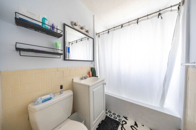 Building Photo - 2-bed top floor SEPT pet friendly with 2-P...