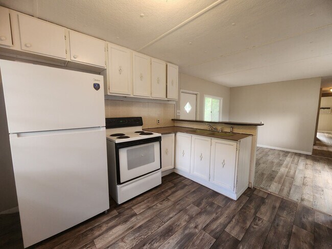 Foto del edificio - FRESHLY PAINTED AND NEW FLOORING! 2 Bed 1 Bath With Screened Porch
