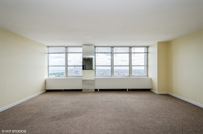 Foto del edificio - 655 W Irving Park Rd