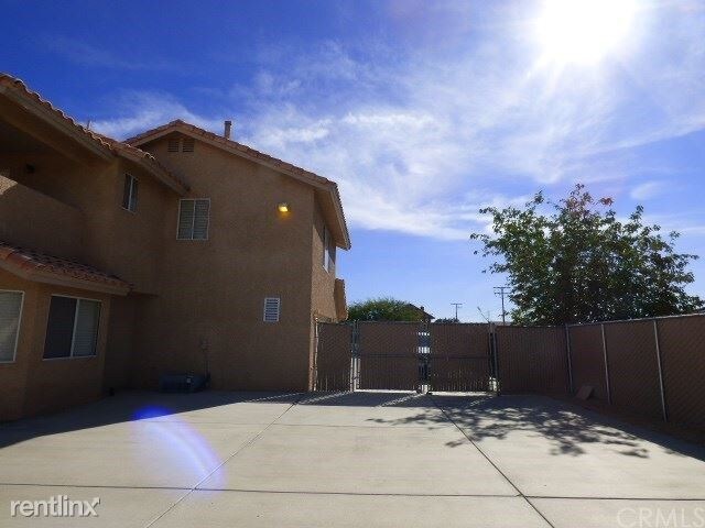 Foto del edificio - 4 br, 3 bath House - 19920 Yucca Loma Rd