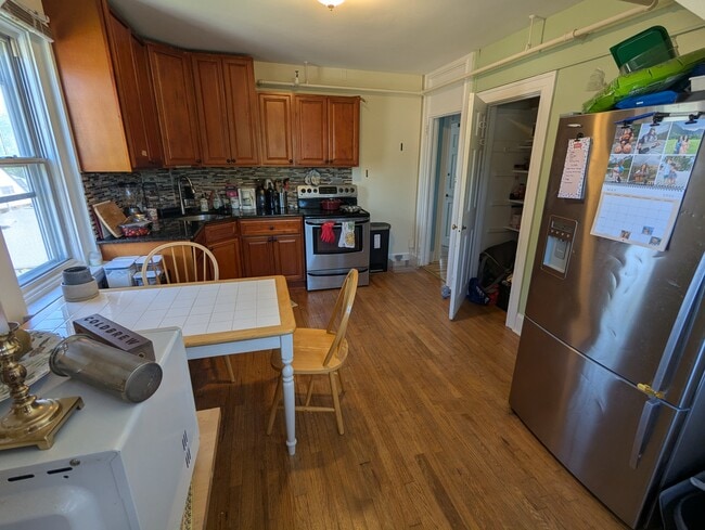 Kitchen - 225 W Pastorius St Townhome