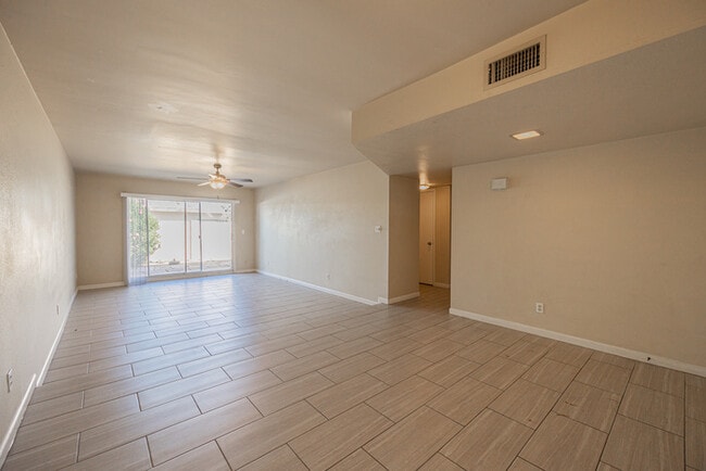 Building Photo - 2724 S Azalea Dr