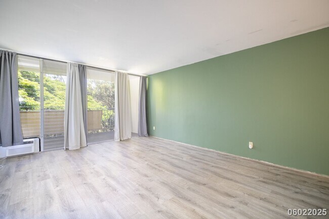 Foto del edificio - $2,500 /2 Bed /1 Bath / 2 PARKING In beaut...