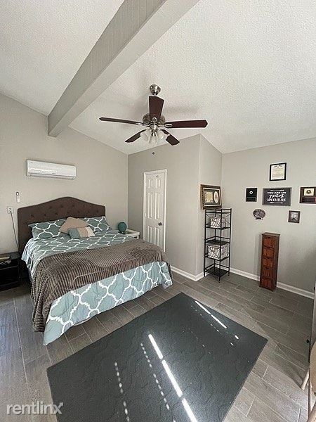 Foto del edificio - 7029 Holiday Hill Ct