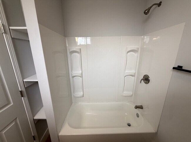 Foto del edificio - 404 Black Oak Dr