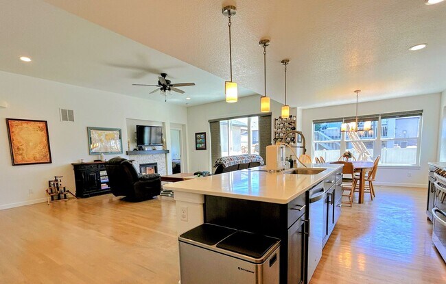 Foto del edificio - 4 bed 3 bath home off Woodmen and Powers