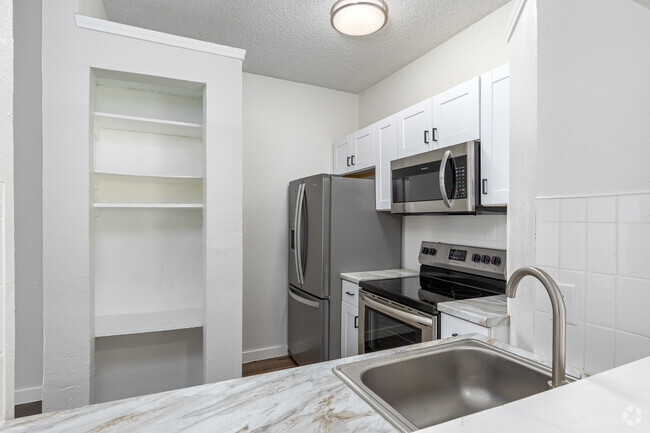 1BR, 1BA - 634SF - A1 - Kitchen - Courtyard Condominiums