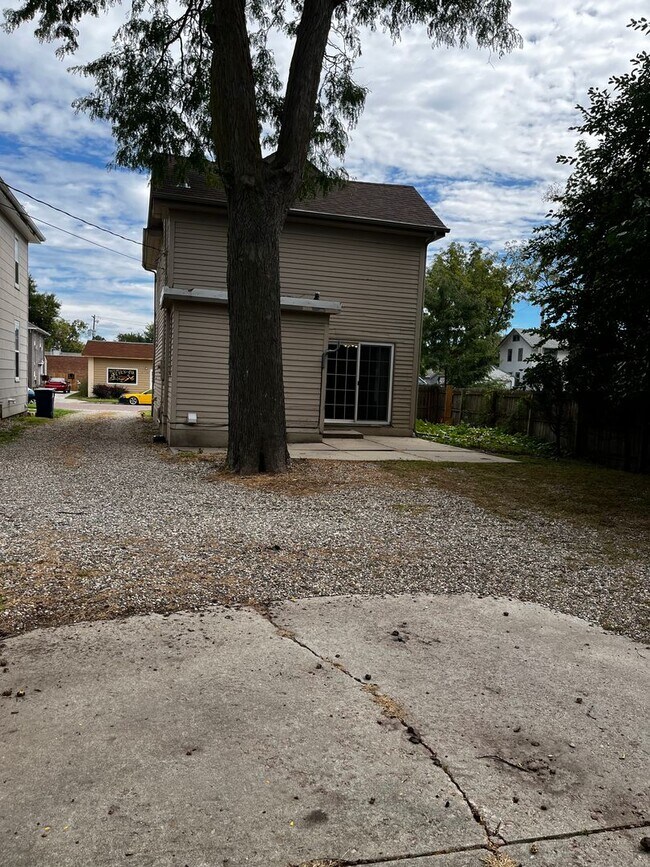 Building Photo - 3 Bed/1.5 Bath House For Rent with 2 Car Garage!