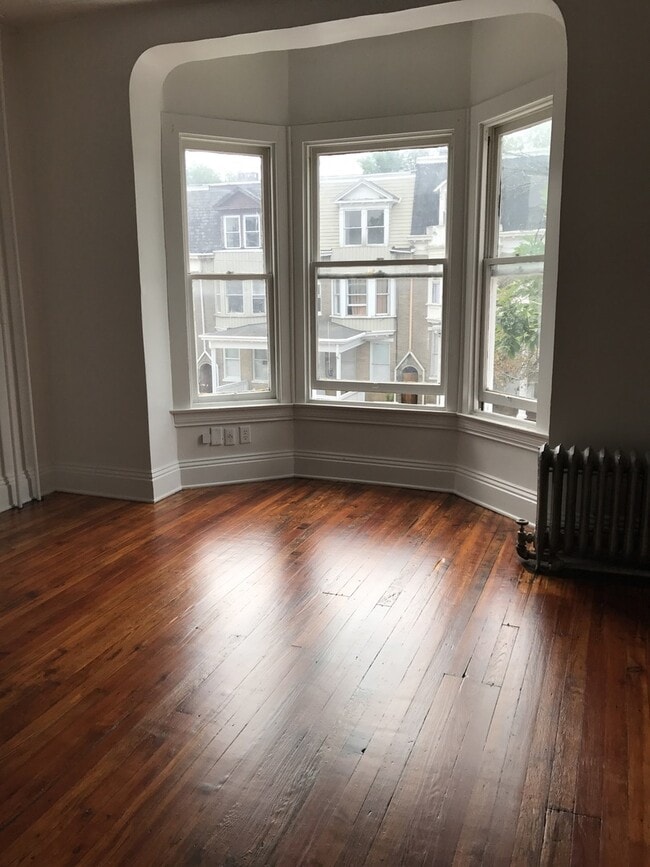 Building Photo - West End of Town! Close to transportation,...