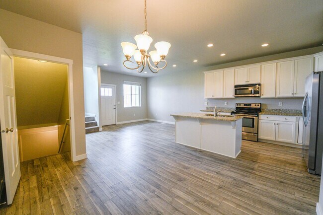 Foto del edificio - 4 Bed 3.5 Bath Townhome in Bluffdale!!! January Rent Free!!