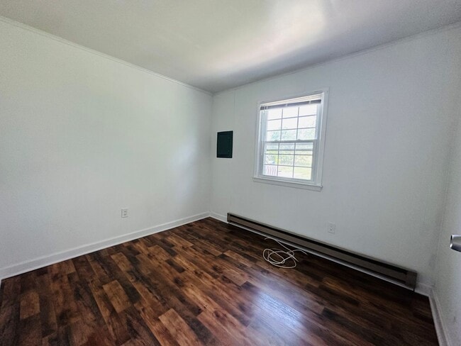 Building Photo - 2 Bedroom 1 bath Duplex