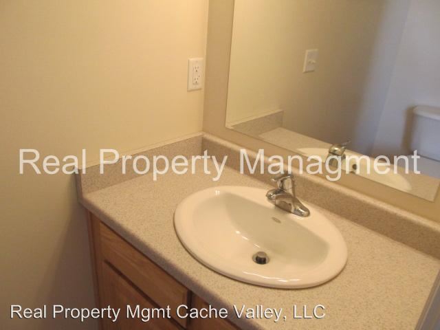 Building Photo - 226 Hidden Creek Dr
