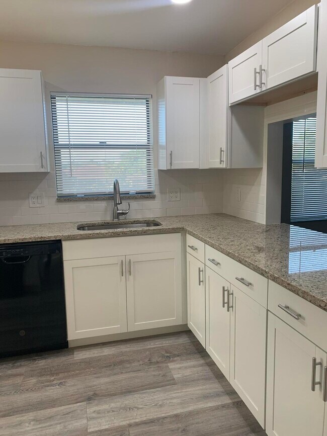 Foto del edificio - 5937 Forest Hill Blvd