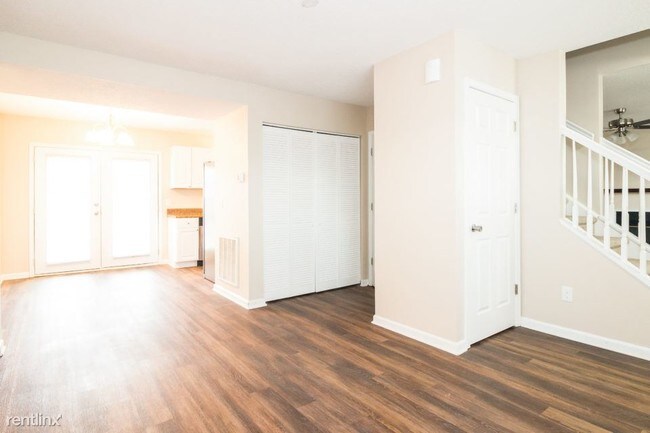 Building Photo - 438 Oakbrook Village Rd