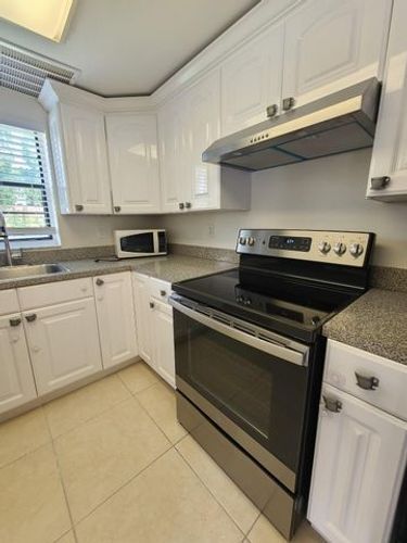 Primary Photo - 3201 Bayview Dr