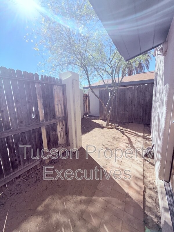 Building Photo - 443 E Delano St