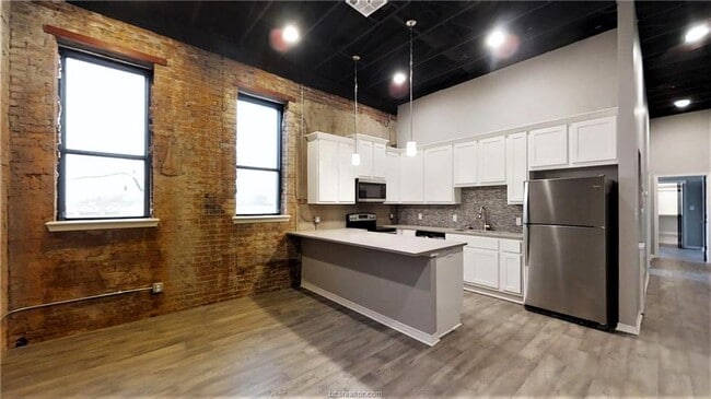Building Photo - 212 N Bryan Ave