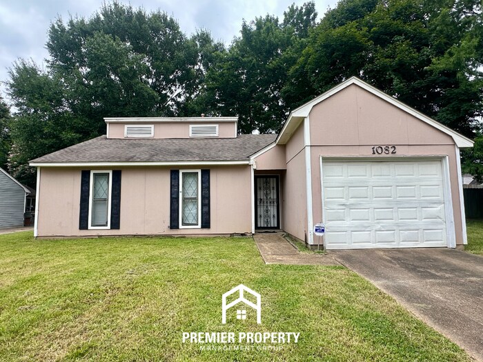 3BR/2BA Memphis Rental with 1-Car Garage, Brick Fireplace & Spacious Fenced Yard - 3BR/2BA Memphis Rental with 1-Car Garage, Brick Fireplace & Spacious Fenced Yard