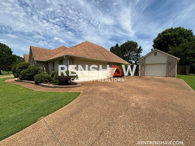 Building Photo - Gorgeously Renovated 3/2.5 Collierville Ho...