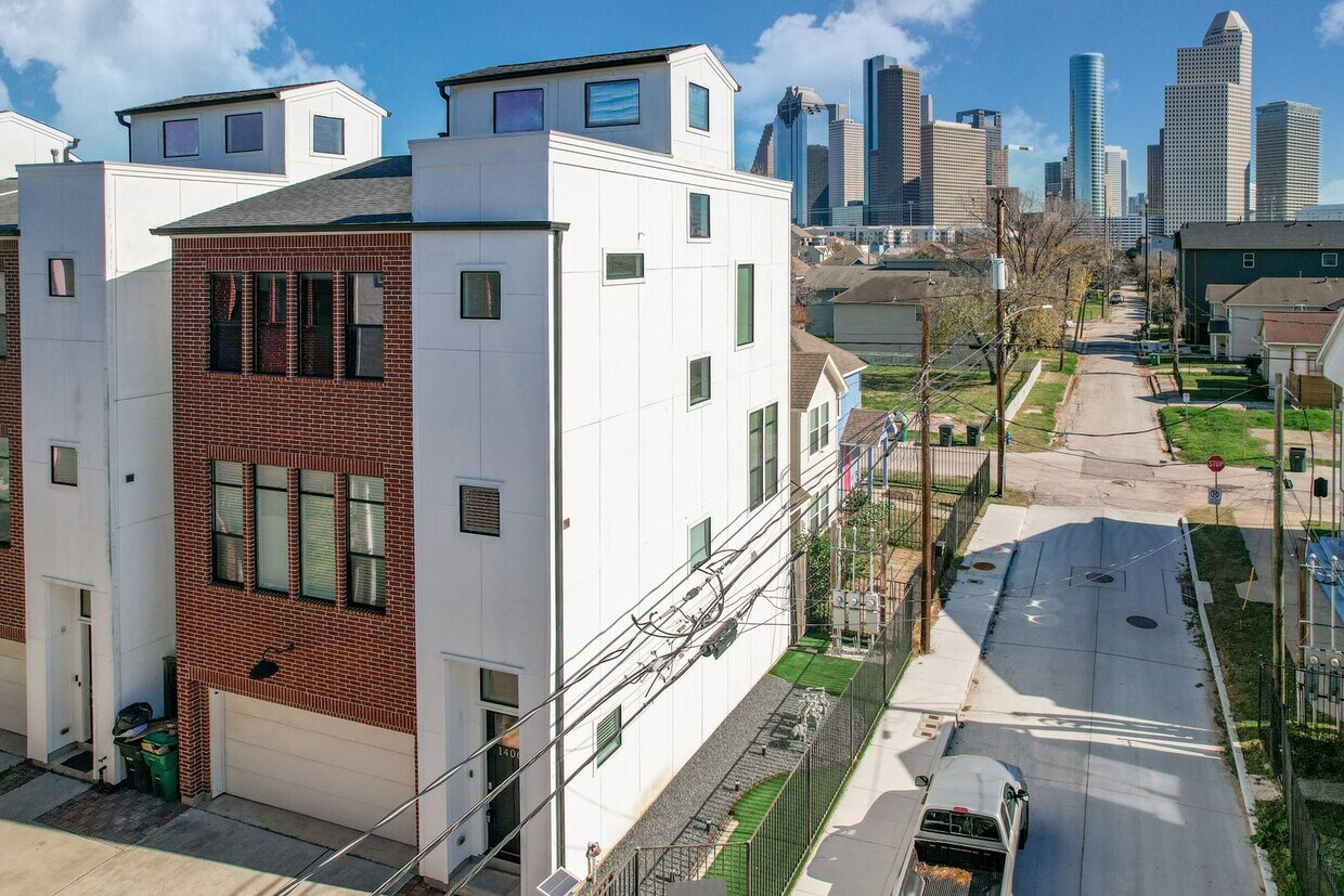 Gated home at Ruthven Lofts with Downtown House Rental in Houston