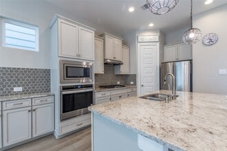 Building Photo - 10013 Granary Dr