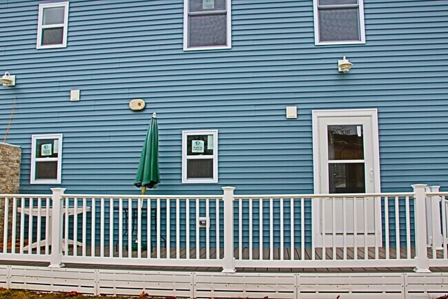 Foto del edificio - 147 Coe Ave