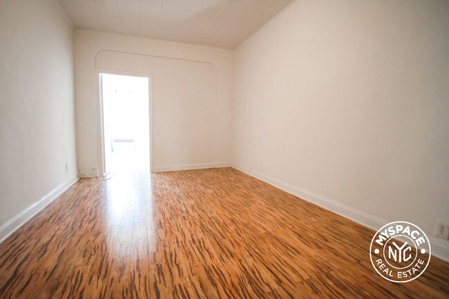 Foto del edificio - 5905 Myrtle Ave