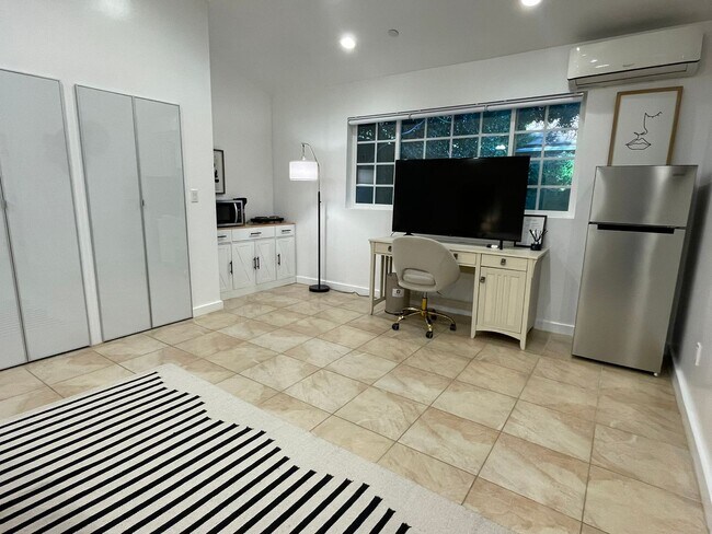 Foto del edificio - PRIVATE , FURNISHED Beverly Hills Studio Back House ! All utilities included