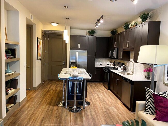 Building Photo - 10402 Town and Country Way