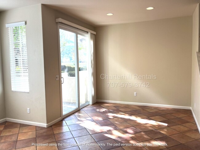 Building Photo - Gorgeous, light and bright, townhome in SE...