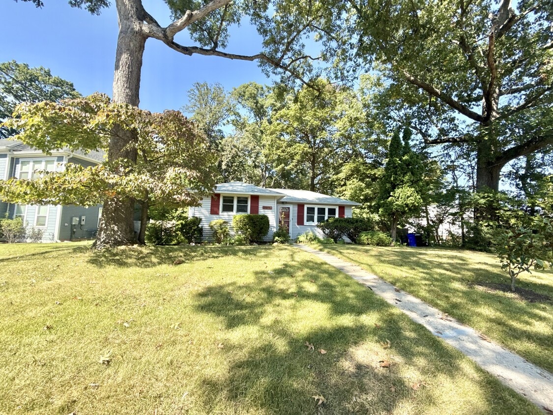 Building Photo - 3901 Lawrence Ave
