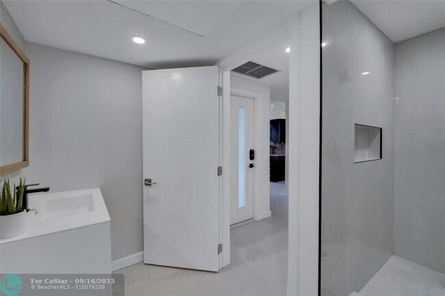 Building Photo - 333 Sunset Dr
