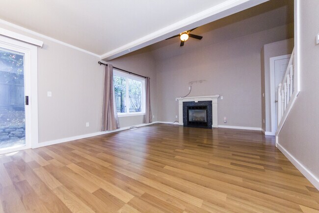 Building Photo - Charming 3 Bedroom Home Available!