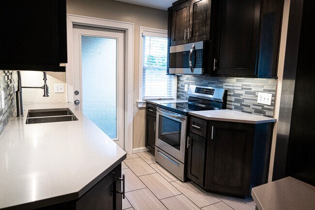 Building Photo - RockhillR6512