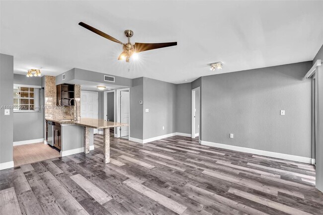 Foto del edificio - 2850 N Oakland Forest Dr