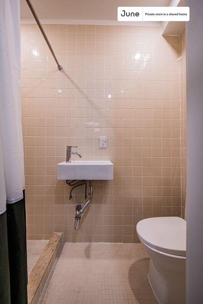 Building Photo - Room in Shared 4 bed/4 bath home