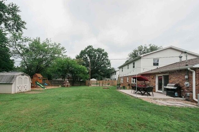 Building Photo - 2212 E Queens Way