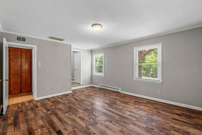 Foto del edificio - Large Home in Four Seasons Area, Hardwoods, Dining Room, Screed Porch, Fenced!