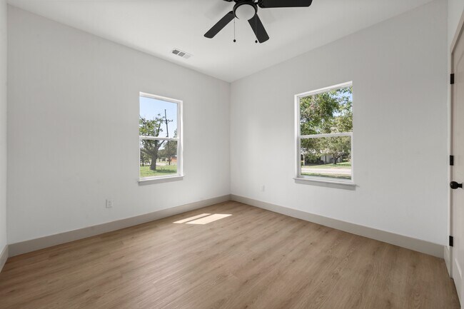 Building Photo - 402 E Charles St