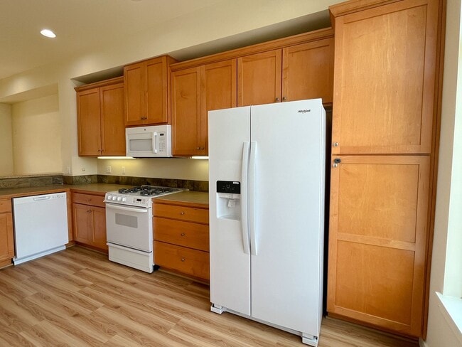 Building Photo - 2 Bed / 2.5 Bath Issaquah Highlands Townho...